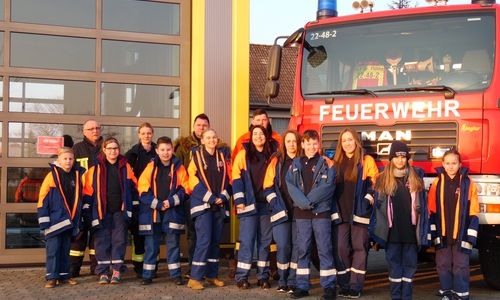 Vor dem Gebäude der Prüfstelle stellten sich die Beteiligten für ein Gruppenfoto auf. Foto: Ortsfeuerwehr Groß Flöthe 