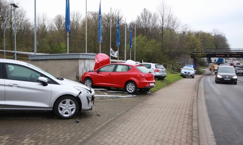 Warum der Fahrer von der Straße abkam ist noch unklar. Fotos: Rudolf Karliczek. Video: aktuell24/KR