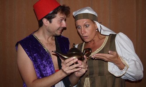 Aladin (Sascha Kropf) findet eine Wunderlampe, die ihm und seiner Mutter (Julia Mahnkopf) ein angenehmes Leben ermöglicht. Fotos: kleine bühne Wolfenbüttel e.V.