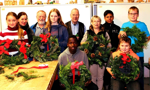 Schüler fertigten Adventskranz. Foto: Bernd-Uwe Meyer