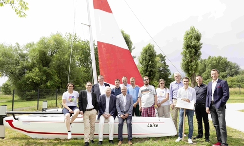 Beteiligte des inklusiven Segelprojektes, darunter Andreas Frintrup vom Seglerverein Braunschweig (3.v.l.), Benno Marschke von der Stiftung Kleiderversorgung Braunschweig (6.v.l, sitzend), Marcus Eckhoff von der Mehrwerk gGmbH (4.v.r.) und Florian Rehm vom Unternehmerstammtisch Braunschweig (3.v.r.). Foto:  Verena Meier