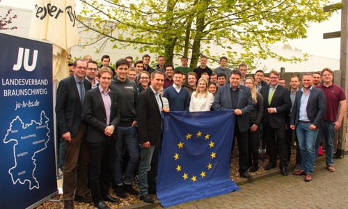 In Gedanken an die Wahlen in Frankreich schwenkt die JU die Europafahne. Foto: Junge Union Landesverband Braunschweig