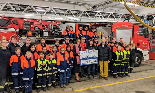 Elke Pohl und Christian Sticherling überreichten der Jugendfeuerwehr den großen Scheck. Foto: Feuerwehr Helmstedt