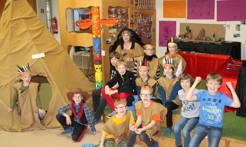Die Kinder vor der entstandenen Ausstellung. Foto: Stadt Wolfenbüttel