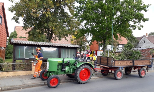Mehrere Fuhren Hecken- und Baumschnitt kamen bei dem Arbeitseinsatz zusammen. Der Transport erfolgte per Fendt Dieselross. Fotos: Privat