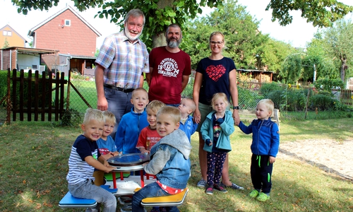 Die Kinder freuten sich über die neue Federwippe. Foto: Bernd-Uwe Meyer