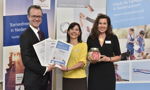 Dagmar Steffenhagen (Mitte) freut sich über gleich drei Zertifikate für die Stadt Wolfenbüttel. Foto: www.scheffen.de