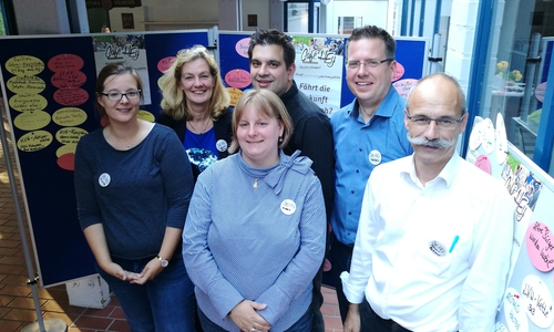 Die Moderatoren präsentierten die Ergebnisse des Café HEy Mobilität in der Börnekenhalle: Dr. Elisabeth Börger, Elisabeth Heister-Neumann, Diana Siedentopf, Dr. Alexander Börger, Dr. Thorben Pfeifer, Marcus Behrens (v.l.n.r.). Foto: 
CDU Kreisverband Helmstedt