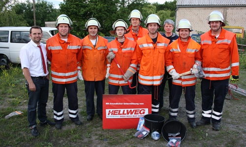Falko Brand (1. v.l.) übergibt die Spende an die Freiwillige Feuerwehr Bansleben um Gruppenführer Christian Tietz (2. v.l.), Samtgemeindeausbildungsleiter Hans-Joachim Meyer (3. v.l.) und Ortsbrandmeister Thomas Niemann (1. v.r.). Foto: Feuerwehr Bansleben