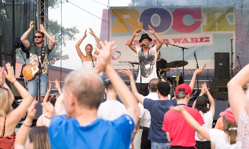 Von cool bis höllisch heiß, so kündigt der Veranstalter das neunte inklusive Musikfestival „Rock an der Wabe 2017“ an. Fotos:  Klaus G. Kohn