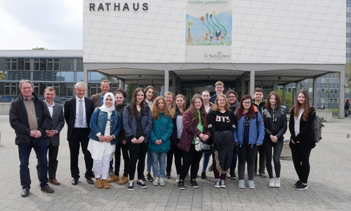 Die fleißigen Schüler mit ihren Lehrern vor dem Rathaus. Dabei: Oberbürgermeister Frank Klingebiel als Vorsitzender der Kriegsgräberfürsorge Salzgitter. Weiter: Carsten Bauerochse und Heinz-Günter Gutmann (ebenfalls Kriegsgräberfürsorge). Foto: Alexander Panknin