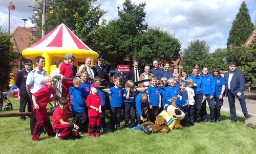 Gruppenbild mit Gästen. Fotos: KJF