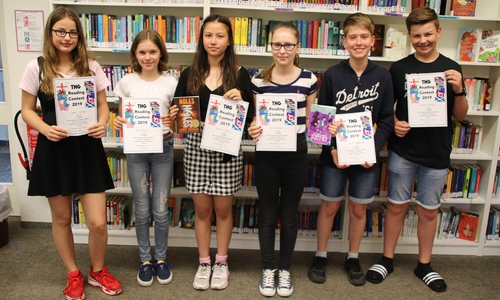 Die Teilnehmer beim Vorlesewettbewerb im Fach Englisch freuen sich über ihre Urkunden. Foto: Theodor-Heuss-Gymnasium