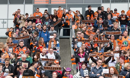 An der Eis Arena wurde fleißig gesungen. Foto: Jens Bartels