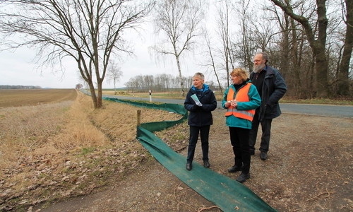 Susanne Scholz (Mitte)  zeigt den Kreistagsabgeordneten der Grünen Christiane Wagner-Judith und Ehrhard Dette die Wanderwege der Amphibien. Foto: Privat