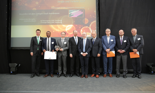 Auszeichnende und Ausgezeichnete (von links): Rainer Popp (Präsident BSVI), Jeff Marengwa (Landesbetrieb Straßen, Brücken und Gewässer, LSBG), Christop Heel (LSBG), Dr. Eugen Reiswich (WPS Solutions GmbH), Dr. Stefan Klotz (LSBG), Staatssekretär Rainer Bomba, Christoph Doll (TSC Beratende Ingenieure), Herwig Wulfius (Herwig Wulffius Traffic Engineering - HWTE) und Oliver Iversen, Leiter Geschäftsbereich Straßenbau der Stadt Wolfsburg. Foto: BSVI, Markus Gosse/boxxom.com