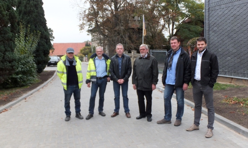 Bürgermeister Guido Bartschat mit Vertretern der Samtgemeinde Elm-Asse und Mitarbeitern des Bauunternehmens Dietrich. Foto: UWG Denkte