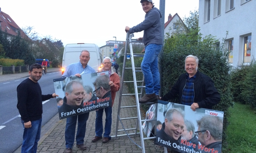Frank Oesterhelweg und sein Team plakatieren nach der Bundestagswahl um. Am 15. Oktober wird der niedersächsische Landtag neu gewählt. Foto: CDU