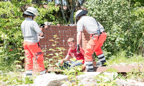 Im unwägbaren Gelände suchten die Johanniter-Helfer nach den „Opfern“ einer fiktiven Gasexplosion. Foto: Johanniter Unfallhilfe e. V. 