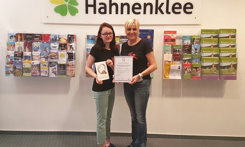 Stolz präsentiert das Unternehmen das Qualitätssiegel. Foto: HAHNENKLEE tourismus marketing GmbH