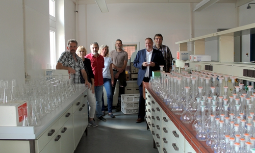 Torsten Schönijahn (li.) und Bürgermeister Wittich Schobert (2. v. r.) bei der Ausgabe der Materialien an die Vertreter der Schulen. Foto: Stadt Helmstedt