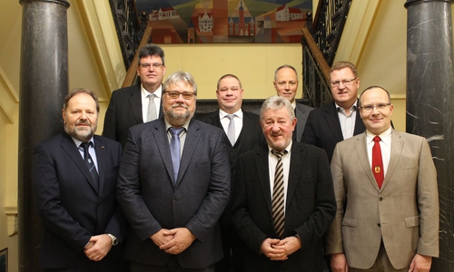 Wurden als Ehrenbeamte zum Ortsbeauftragten berufen (vordere Reihe von links) Emmerstedts Ortsbürgermeister Hans-Jürgen Schünemann, Büddenstedts Ortsbürgermeister Dirk Zogbaum, Offlebens Ortsbürgermeister Joachim Wolter und Barmkes Ortsbürgermeister Dr. Stefan Weferling. An der Feierstunde im Rathaus nahmen weiterhin teil (hintere Reihe von links) Geschäftsbereichsleiter Thomas Bode, Bürgermeister Wittich Schobert, Erster Stadtrat Henning Konrad Otto und Jörg Stielau vom Fachbereich Verwaltungs- und Personalservice. Foto: Stadt Helmstedt     