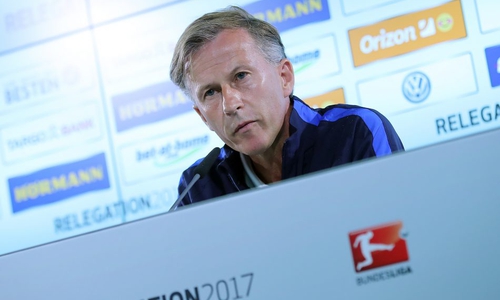Cheftrainer Andries Jonker wünscht sich ein 6:0 gegen Braunschweig. Foto: Agentur Hübner
