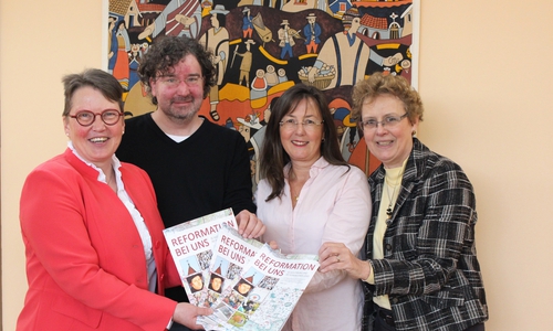 Superintendentin Prof. Dr. Hanna Löhmannsröben, Pastor Karsten Heitkamp, Pastorin Uta Ravens-Hermann und Historikerin Dr. Karin Luys präsentieren das fertige Magazin. Foto: Sandra Zecchino