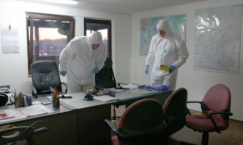 Die Ermittler suchen im Büro nach Spuren. Es geht nicht nur um Fingerabdrücke und sondern auch um Hinweise auf illegale Geschäfte. Fotos: © NDR, NDR Presse und Information/Fotoredaktion, 