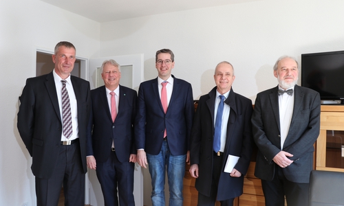 Besichtigten die „Zukunftswohnung“ (v.l.): Torsten Böttcher (Vorstand ›Wiederaufbau‹ eG), Torsten Voß (Vorstand Nibelungen-Wohnbau-GmbH), Dr. Oliver Junk (Oberbürgermeister der Stadt Goslar), Thomas Brych (Landrat des Landkreises Goslar) und Prof. Dr. Reinhold Haux (Peter L. Reichertz Institut für Medizinische Informatik). Foto: ›Wiederaufbau‹ eG