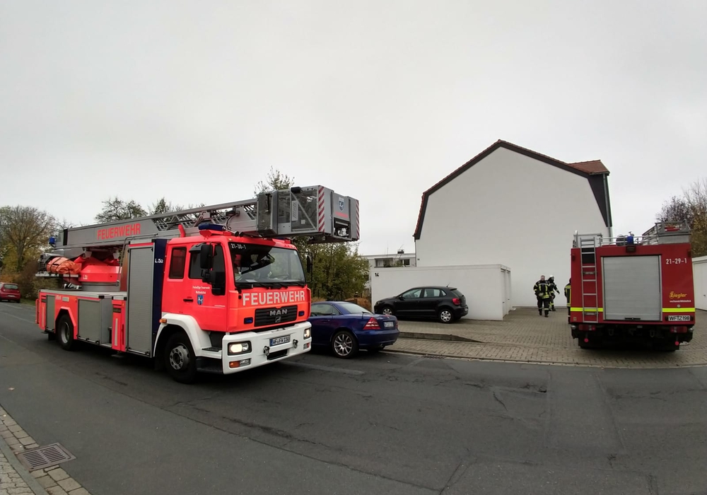 Die Feuerwehr rückte aus, nachdem der Rauchmelder ausgelöst hatte. Fotos: Werner Heise