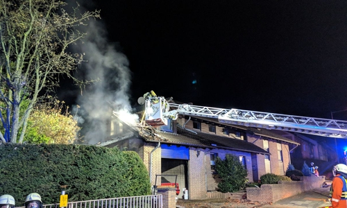 Der Brand griff auf das Haus über. Fotos: Alexander Weis/Feuerwehr Helmstedt