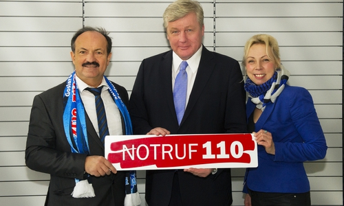 Minister Dr. Althusmann wirbt mit Heike Göttert und Günter Koschig für den Notruf 110. Foto: Photogeno
