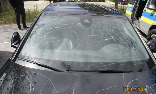 So stark zerkratzt fand einer der Besitzer sein Auto vor. Foto: Polizei