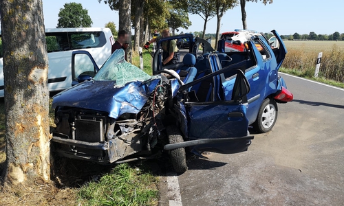 Der Fahrer wurde in seinem Wagen eingeklemmt. Fotos: aktuell24(KR)