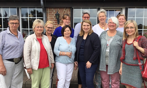 V.v.l.: Frauke Maschmeyer -Pühl,Annegret Ihbe, ASF-Landessprecherin, Monika Cibura, Simone Wilimzig-Wilke,Sophia Ulferts-Dirksen,Dr. Dörte Liebetruth , MdL.
Hintere Reihe: Luzia Moldenhauer, Katja Grothe, Katja Brößling, Susanne Puvogel, Simone Pifan. Foto: ASF