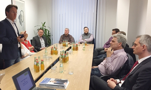 Arbeitgeber und Arbeitnehmer waren zu einem Stammtisch eingeladen. Foto: Düe