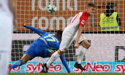 Alfred Finnbogason besiegelt die erste Niederlage des VfL unter Trainer Martin Schmidt. Foto: imago/Thomas Frey