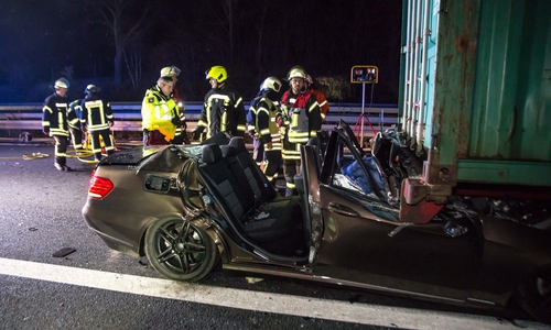 Bei diesen Bildern kaum vorstellbar: Der Autofahrer war beim Eintreffen der Rettungskräfte noch ansprechbar. Fotos: Rudolf Karliczek, Video: Aktuell24(BM)