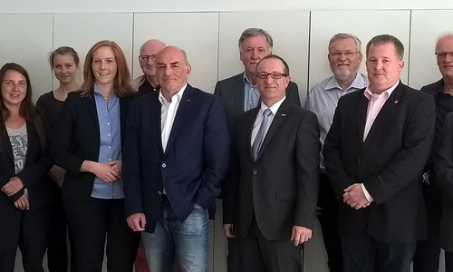 Neben der Struktur der weiteren Zusammenarbeit stand auch die Wahl des stellvertretenden Sprechers auf der Agenda der ersten Steuerkreissitzung in Peine. Sprecherin Maren Wegener (8. v. l.) gratulierte Helfried H. Pohndorf (10. v. l.) zur einstimmigen Wahl. Gemeinsam werden sie die weiteren Steuerkreistätigkeiten koordinieren. 
