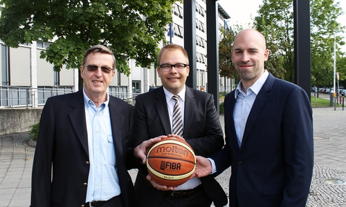 Die Öffentliche verstärkt ihr Engagement. Die Öffentliche Versicherungen hält den MTV Herzögen weiterhin die Treue. Von links:  Burkhard Junger, Dr. Ralf Saborowski und Nicolas Grundmann.  Foto: Privat