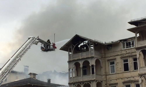  Die Feuerwehr kann das einsturzgefährdete Gebäude nur von außen löschen. Archivfoto: Anke Donner