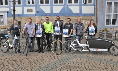  V. l.: Christina Finnmann (Stadtwerke Wolfenbüttel), Christoph Löher (Landkreis Wolfenbüttel), Axel Steinkampf-Sommer (APEX), Carsten Richter (Richter Altstadtbäckerei), Andreas Jung (Volksbank), Michael Beck (Kornblume), Maximilian Dittrich (Dittrich Industrie Service) und Radverkehrsbeauftragte Valerie Dubiel. Foto: Stadt Wolfenbüttel/rae