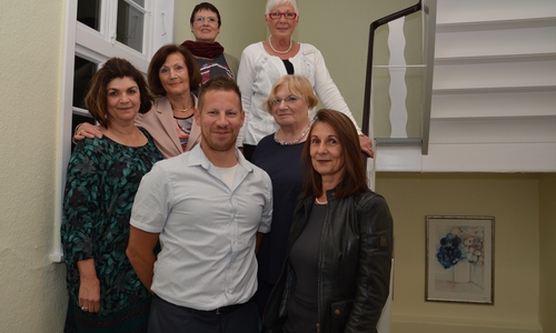KIT-Leiterin Sibylle Schumacher (ganz links, weiter gegen den Uhrzeigersinn) freut sich mit ihren Teamkollegen Patrick Churchman und Ute Weber über die Spende der Rebekka-Loge mit Inge Frenzel- Ellerbrock, Gudrun Gaupe, Gabi von Treufels und Heidi Happe. Foto: DRK Wolfenbüttel
