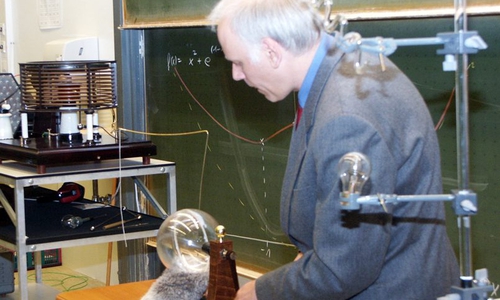 Referent Felix Kraus wirft in seinem Vortrag einen unterhaltsamen Rückblick auf den Beginn der Nutzung der Elektrizität und des elektrischen Lichtes. Foto: Ostfalia