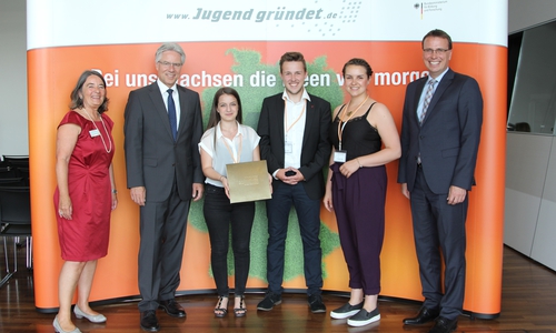 Das Auszubildenden-Team „TraLiCo“ (Traffic Light Company): Annegret Lücke (3. v. l.), Frederic Janssen und Sarah Venuso. Auf dem Bild fehlt die Auszubildende Eileen Draß. Foto: Volkswagen