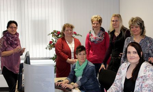 Werden künftig gemeinsam im Bürgerbüro der Stadt Helmstedt arbeiten: v. l. Claudia Voß, Isolde Pingel, Dörte Schulze, Ute Loock, Tanja Wenzel, Kerstin Körner und Meggie Sophie Lentze (vorn). Foto: Stadt Helmstedt