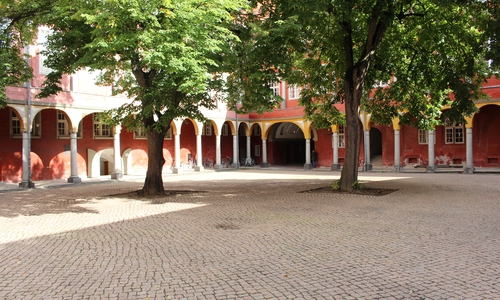 Die Stadtverwaltung soll überprüfen, ob wieder neue Sitzgelegenheiten im Schlossinnenhof aufgestellt werden können. Foto: Jan Borner