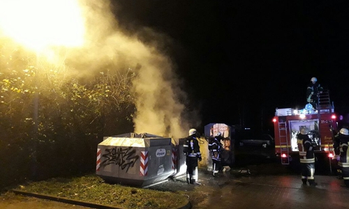 In der Nacht zu Freitag brannte wieder ein Altpapiercontainer. Fotos. Feuerwehr Wolfenbüttel