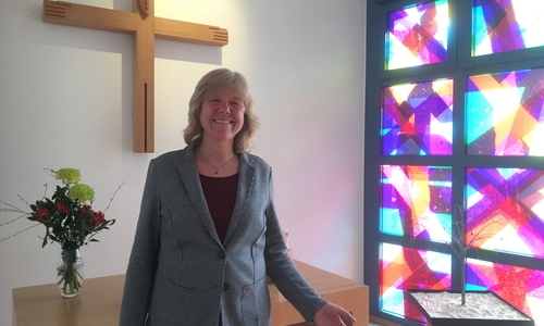 Die Klinikseelsorgerin, Christiane Picht-Büscher in der Klinikkapelle. Diese feiert dieses Jahr ihr 20-jähriges bestehen. Foto: Asklepios